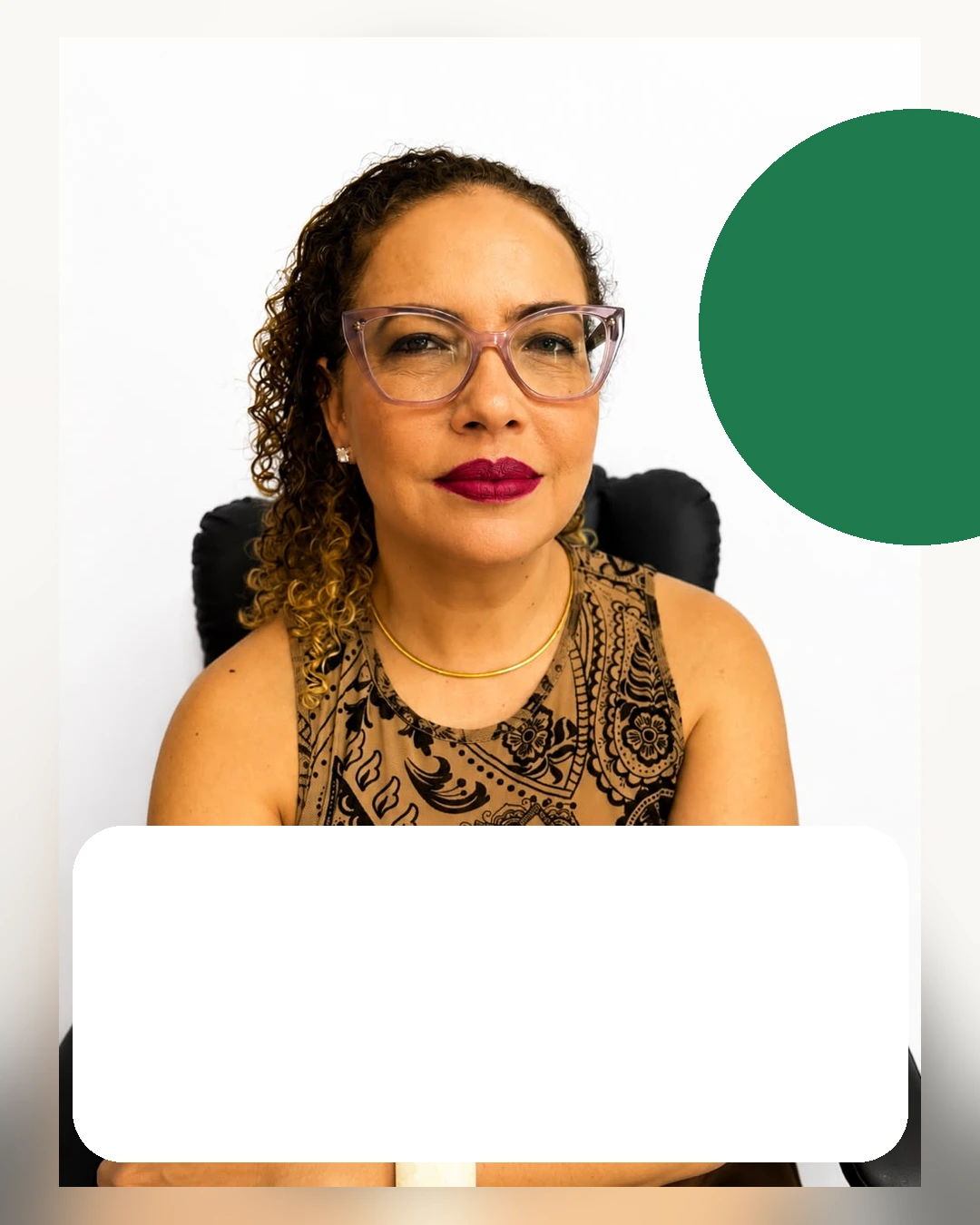 Professora Kátia Paulino sorrindo