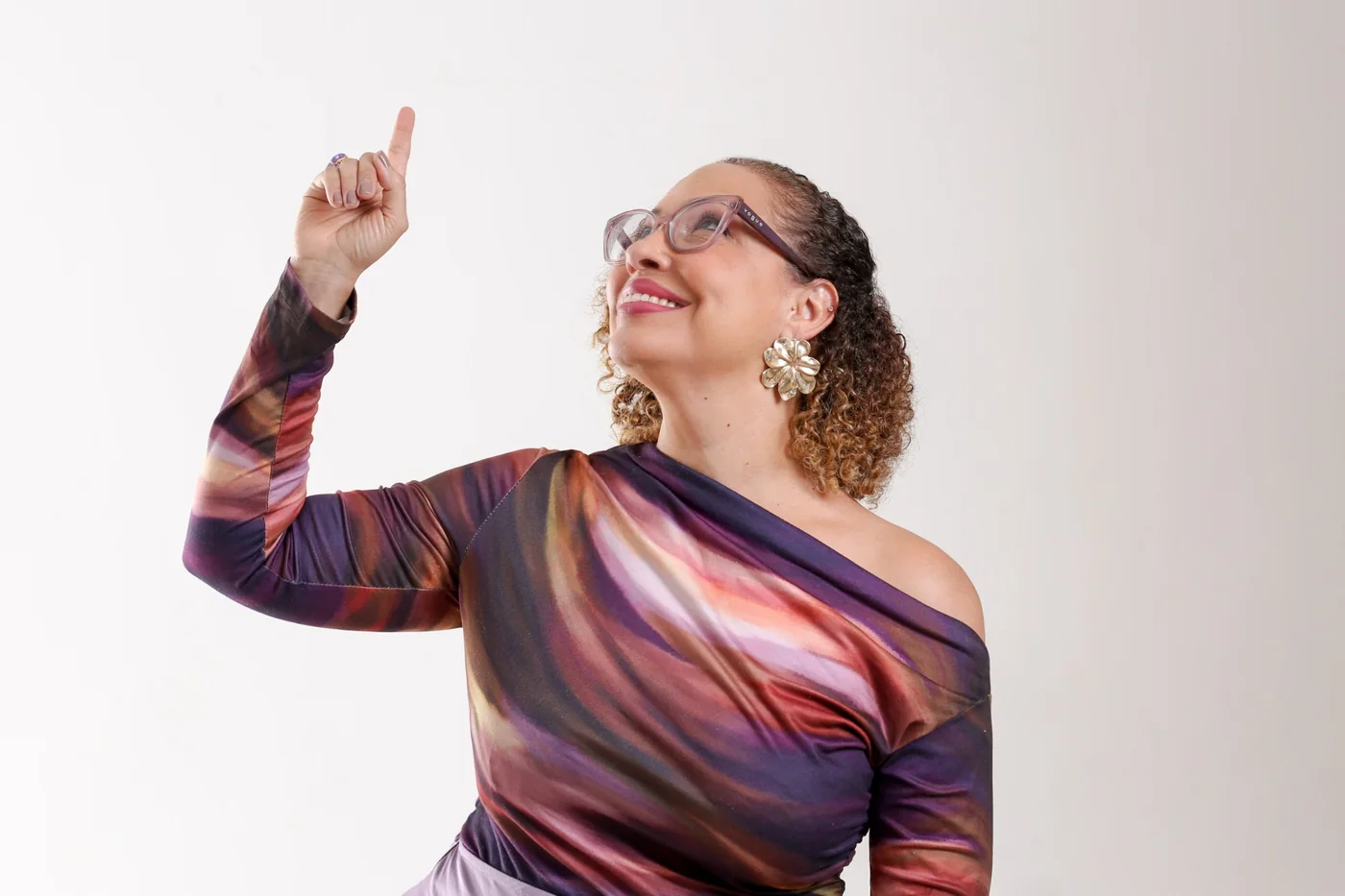 Professora Kátia Paulino apontando para cima