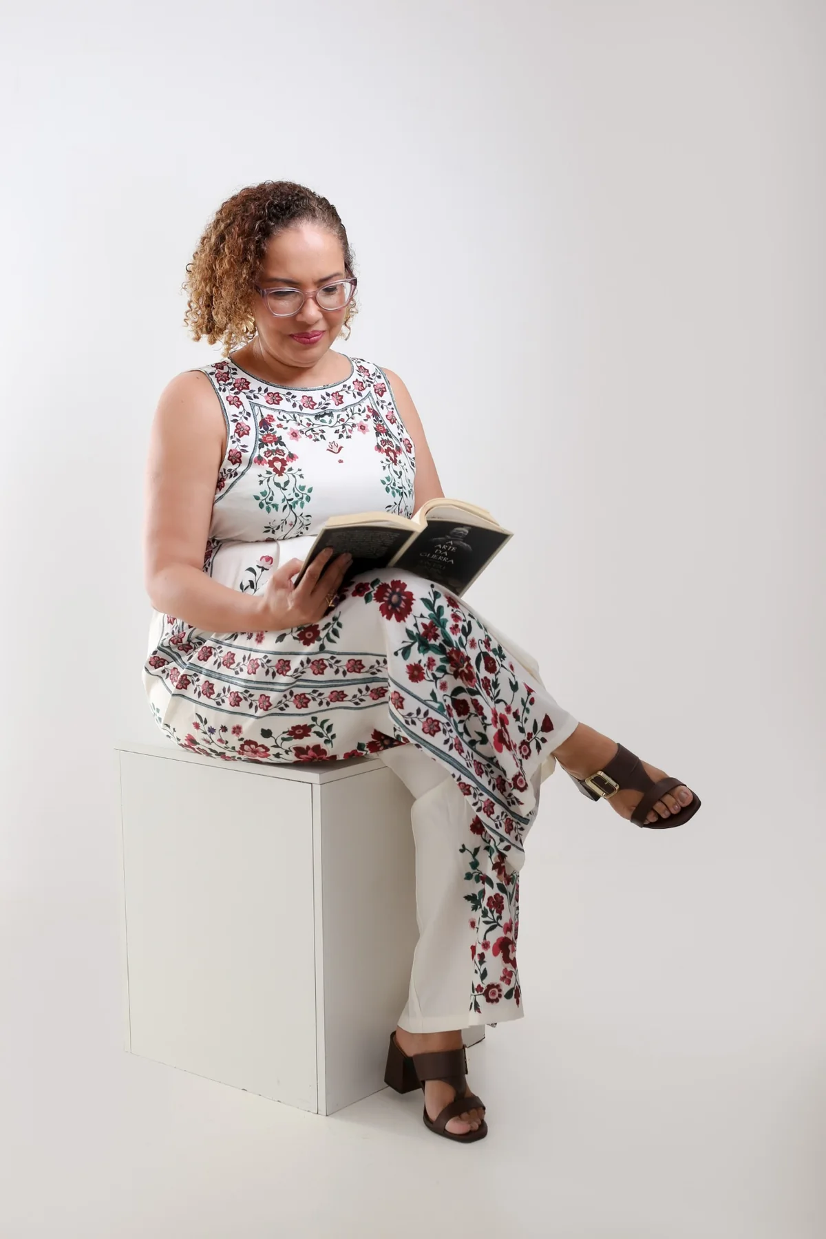Professora Kátia Paulino com um livro
